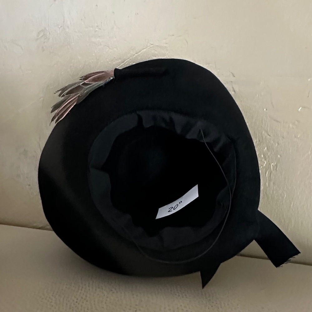 MAGNIFICENT 1940's BLACK FELT HAT WITH UPTURNED BRIM + MULTICOLOR FEATHER "WINGS - Picture 12 of 13